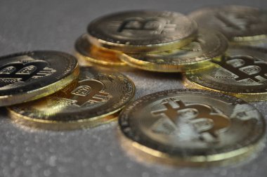 Altın ve gümüşün makro görüntüsü Bitcoin sembollü parlak paralar