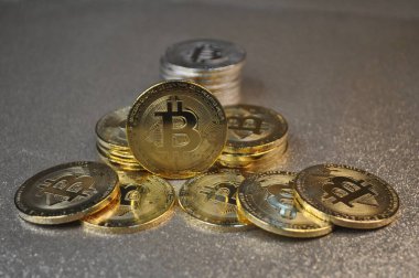 Altın ve gümüşün makro görüntüsü Bitcoin sembollü parlak paralar