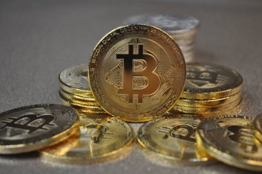 Altın ve gümüşün makro görüntüsü Bitcoin sembollü parlak paralar