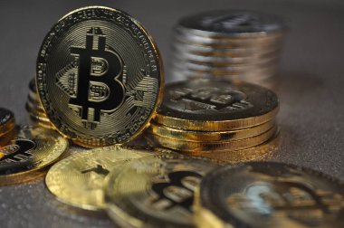 Altın ve gümüşün makro görüntüsü Bitcoin sembollü parlak paralar