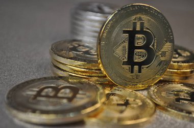 Altın ve gümüşün makro görüntüsü Bitcoin sembollü parlak paralar