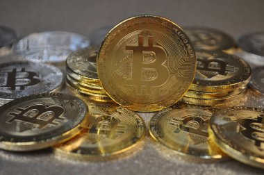 Altın ve gümüşün makro görüntüsü Bitcoin sembollü parlak paralar