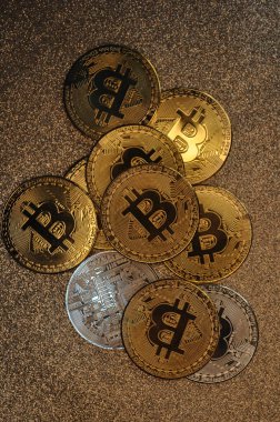 Altın ve gümüşün makro görüntüsü Bitcoin sembollü parlak paralar