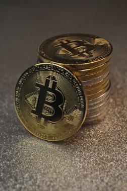 Altın ve gümüşün makro görüntüsü Bitcoin sembollü parlak paralar