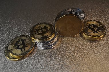 Altın ve gümüşün makro görüntüsü Bitcoin sembollü parlak paralar
