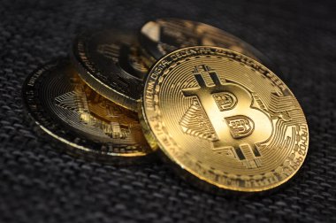 Altın ve gümüşün makro görüntüsü Bitcoin sembollü parlak paralar