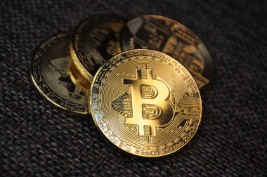 Altın ve gümüşün makro görüntüsü Bitcoin sembollü parlak paralar
