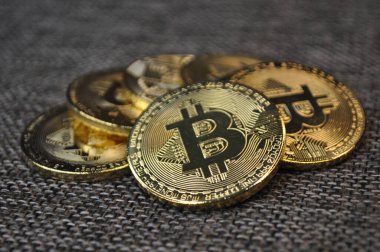Altın ve gümüşün makro görüntüsü Bitcoin sembollü parlak paralar