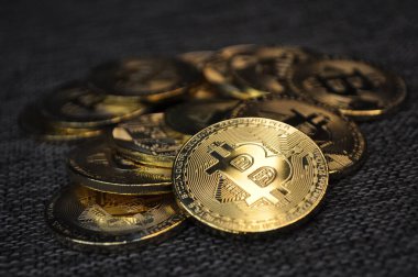 Altın ve gümüşün makro görüntüsü Bitcoin sembollü parlak paralar