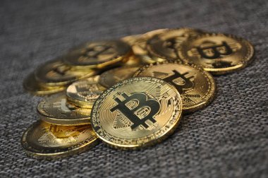Altın ve gümüşün makro görüntüsü Bitcoin sembollü parlak paralar