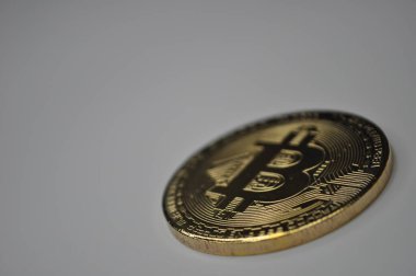 Altın ve gümüşün makro görüntüsü Bitcoin sembollü parlak paralar