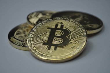 Altın ve gümüşün makro görüntüsü Bitcoin sembollü parlak paralar
