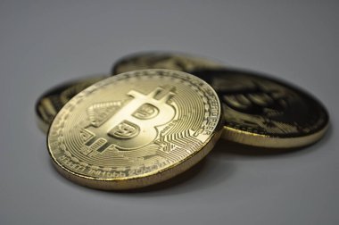 Altın ve gümüşün makro görüntüsü Bitcoin sembollü parlak paralar