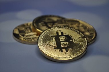 Altın ve gümüşün makro görüntüsü Bitcoin sembollü parlak paralar