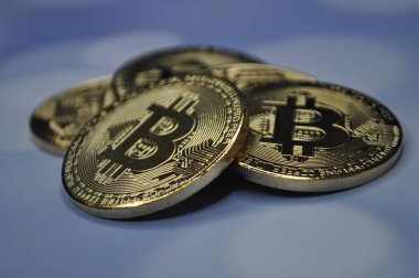 Altın ve gümüşün makro görüntüsü Bitcoin sembollü parlak paralar