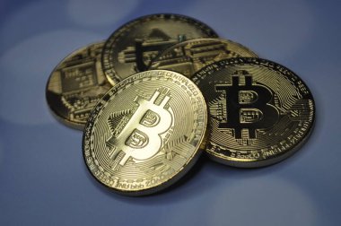 Altın ve gümüşün makro görüntüsü Bitcoin sembollü parlak paralar