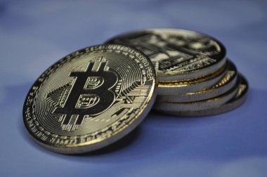 Altın ve gümüşün makro görüntüsü Bitcoin sembollü parlak paralar