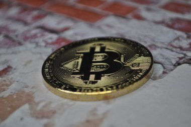 Altın ve gümüşün makro görüntüsü Bitcoin sembollü parlak paralar