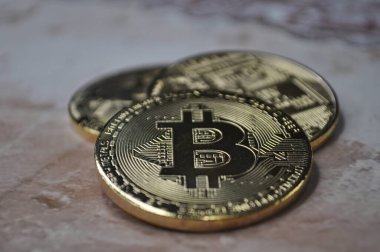 Altın ve gümüşün makro görüntüsü Bitcoin sembollü parlak paralar