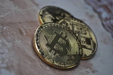 Altın ve gümüşün makro görüntüsü Bitcoin sembollü parlak paralar