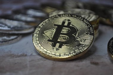Altın ve gümüşün makro görüntüsü Bitcoin sembollü parlak paralar