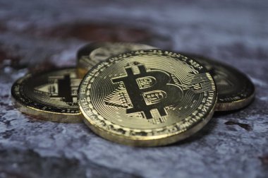 Altın ve gümüşün makro görüntüsü Bitcoin sembollü parlak paralar