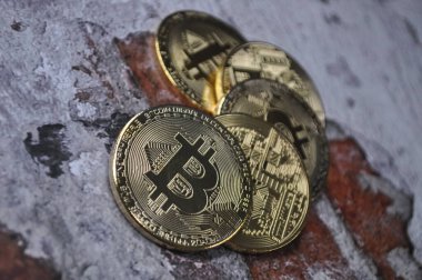 Altın ve gümüşün makro görüntüsü Bitcoin sembollü parlak paralar