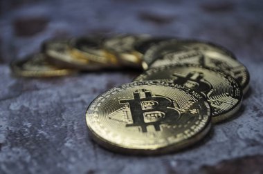 Altın ve gümüşün makro görüntüsü Bitcoin sembollü parlak paralar