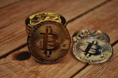 Altın ve gümüşün makro görüntüsü Bitcoin sembollü parlak paralar