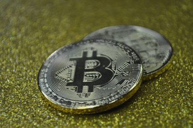 Altın ve gümüşün makro görüntüsü Bitcoin sembollü parlak paralar