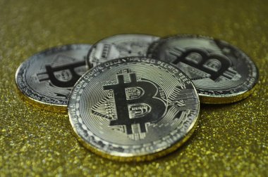 Altın ve gümüşün makro görüntüsü Bitcoin sembollü parlak paralar