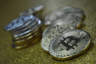 Altın ve gümüşün makro görüntüsü Bitcoin sembollü parlak paralar