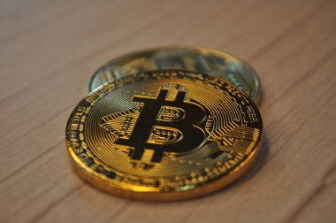 Altın ve gümüşün makro görüntüsü Bitcoin sembollü parlak paralar