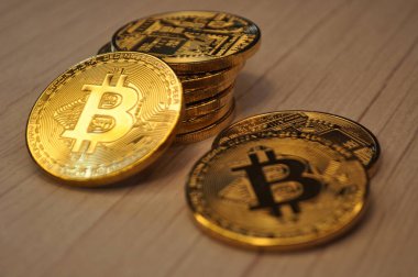 Altın ve gümüşün makro görüntüsü Bitcoin sembollü parlak paralar