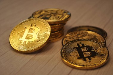 Altın ve gümüşün makro görüntüsü Bitcoin sembollü parlak paralar