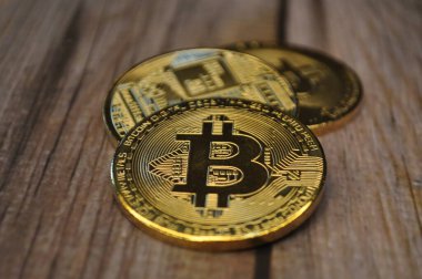Altın ve gümüşün makro görüntüsü Bitcoin sembollü parlak paralar