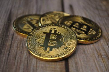 Altın ve gümüşün makro görüntüsü Bitcoin sembollü parlak paralar