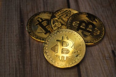 Altın ve gümüşün makro görüntüsü Bitcoin sembollü parlak paralar