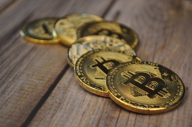 Altın ve gümüşün makro görüntüsü Bitcoin sembollü parlak paralar