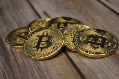 Altın ve gümüşün makro görüntüsü Bitcoin sembollü parlak paralar