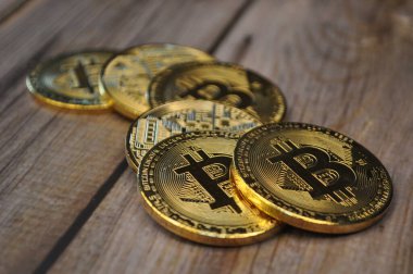 Altın ve gümüşün makro görüntüsü Bitcoin sembollü parlak paralar
