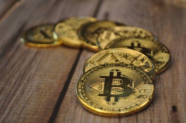 Altın ve gümüşün makro görüntüsü Bitcoin sembollü parlak paralar