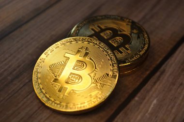 Altın ve gümüşün makro görüntüsü Bitcoin sembollü parlak paralar
