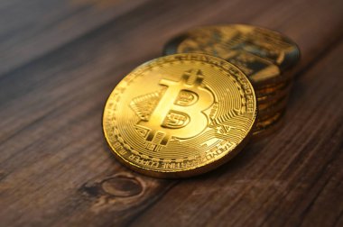 Altın ve gümüşün makro görüntüsü Bitcoin sembollü parlak paralar