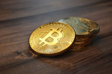 Altın ve gümüşün makro görüntüsü Bitcoin sembollü parlak paralar