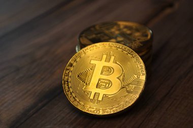 Altın ve gümüşün makro görüntüsü Bitcoin sembollü parlak paralar