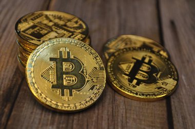 Altın ve gümüşün makro görüntüsü Bitcoin sembollü parlak paralar