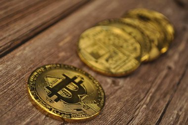 Altın ve gümüşün makro görüntüsü Bitcoin sembollü parlak paralar
