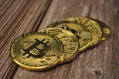 Altın ve gümüşün makro görüntüsü Bitcoin sembollü parlak paralar