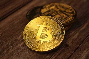 Altın ve gümüşün makro görüntüsü Bitcoin sembollü parlak paralar